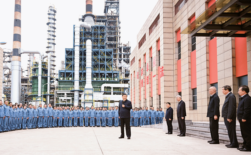 2023年10月10日至13日，中共中央總書記、國家主席、中央軍委主席習(xí)近平在江西考察。這是10日下午，習(xí)近平在中國石化九江分公司考察時，同企業(yè)員工親切交流。 新華社記者 謝環(huán)馳/攝